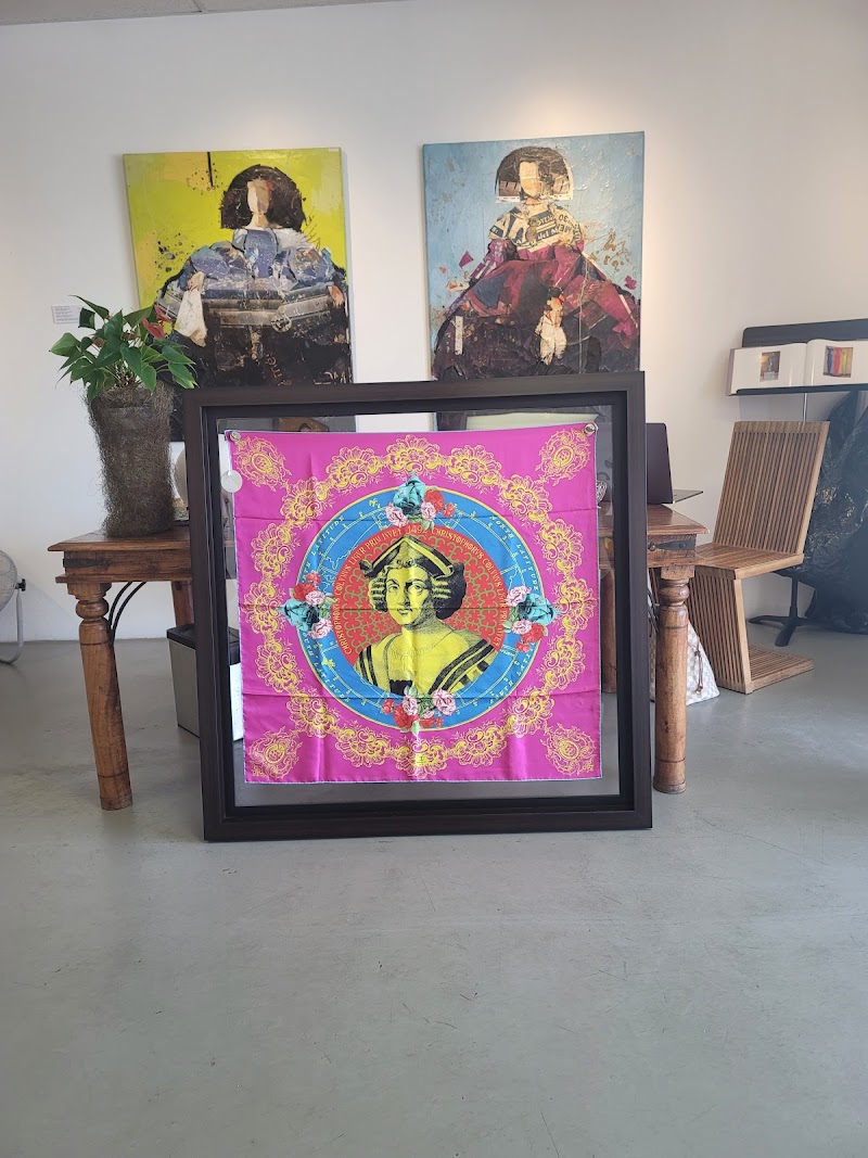 Commenoz Gallery