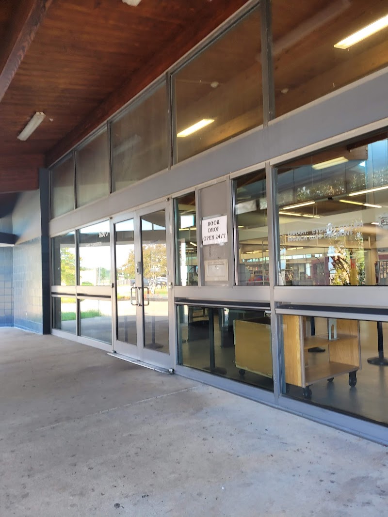 Everett Collier Regional Library - Photo 8