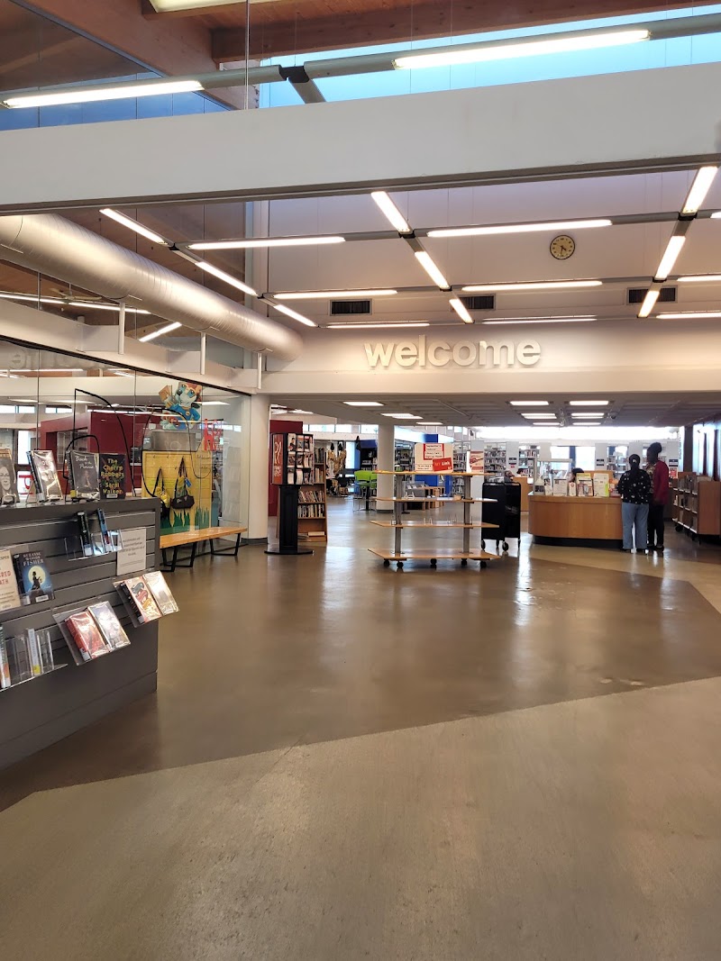 Everett Collier Regional Library - Photo 9