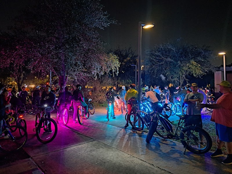 Guadalupe Plaza Park - Photo 2