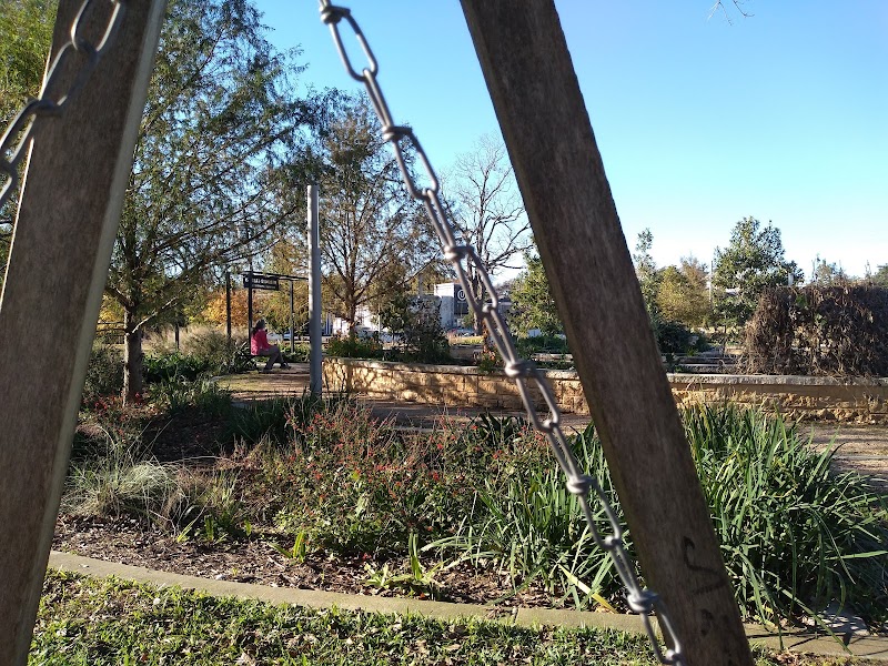 Mandell Park - Photo 6