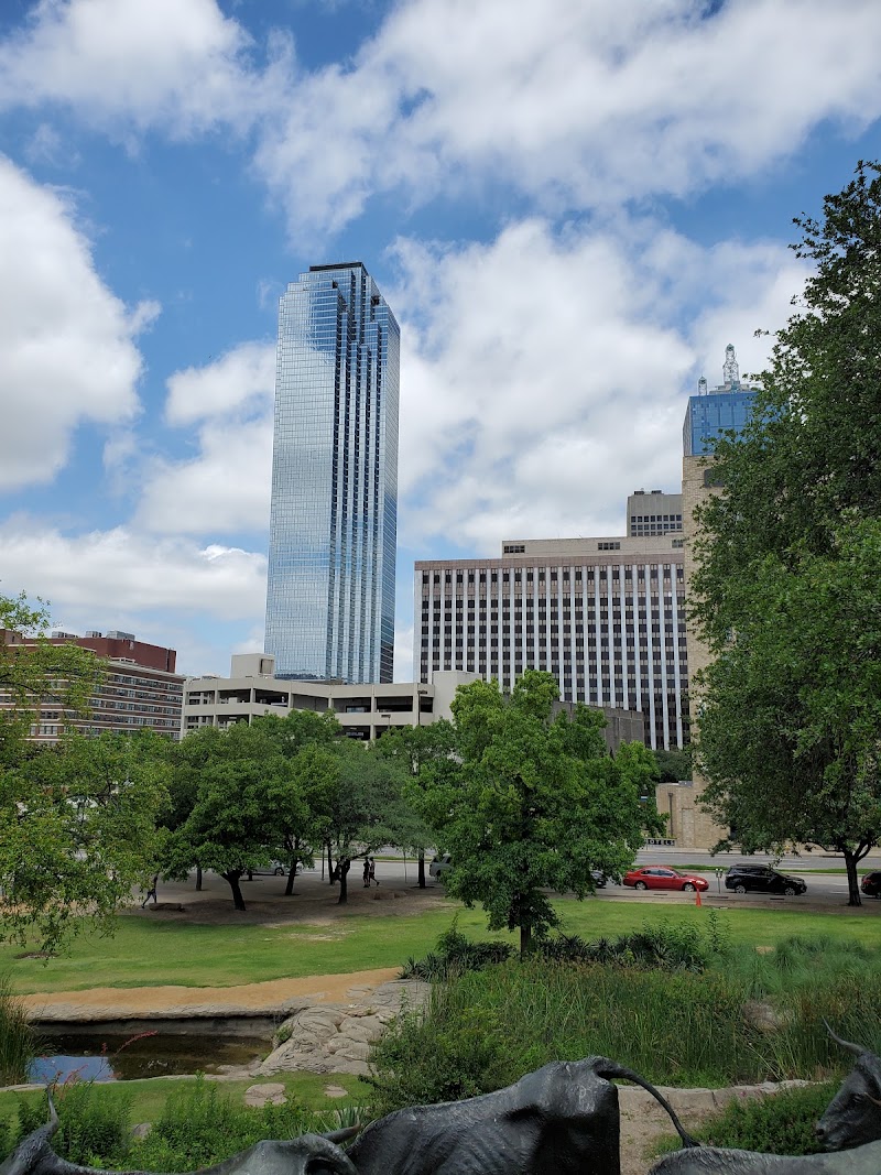 Pioneer Plaza - Photo 4